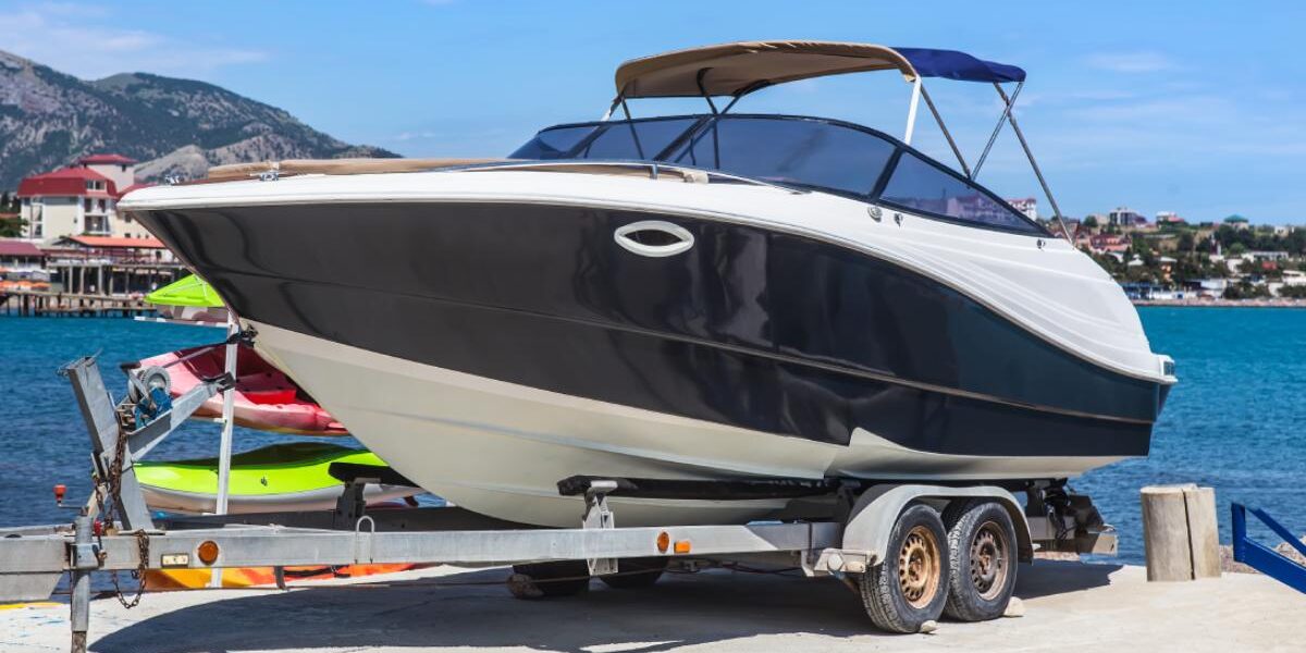 191966686_l_normal_none (1) speedboat on a towing rig on land